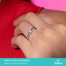 Load image into Gallery viewer, Anillo Torcido con Zirconia Plateado Acero Inoxidable
