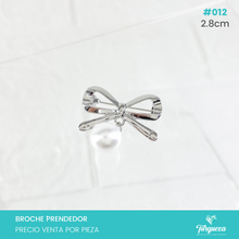 Cargar imagen en el visor de la galería, Broche Prendedor Moño Plateado con Perla colgante (2.8cm) #012
