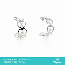 Load image into Gallery viewer, Aretes Arracadas Contorno Corazon con Perlas Plateada  Acero Inoxidable
