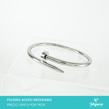 Cargar imagen en el visor de la galería, Brazalete Dupe Clavo Plateado Acero Inoxidable
