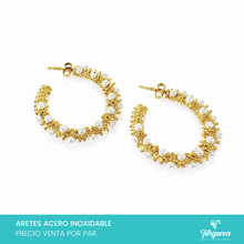 Load image into Gallery viewer, Arete con Perlas y Textura Dorado (3.5cm) Acero Inoxidable
