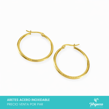 Load image into Gallery viewer, Arete Arracada Rallada Dorado 2.5cm Acero Inoxidable
