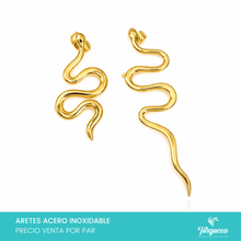 Cargar imagen en el visor de la galería, Arete Serpiente Asimétricas Dorada 3-4cm Acero Inoxidable
