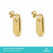 Load image into Gallery viewer, Arete Plano con Texturizado Dorado Acero Inoxidable
