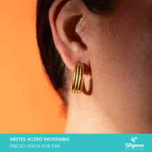 Cargar imagen en el visor de la galería, Arete 3 Lineas Dorado (2.5cm) Acero Inoxidable
