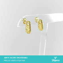 Load image into Gallery viewer, Arete Plano con Texturizado Dorado Acero Inoxidable
