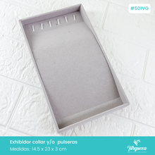 Cargar imagen en el visor de la galería, Exhibidor Charola Para Collares/Pulseras Tela Terciopelo Gris

