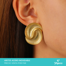 Load image into Gallery viewer, Aretes Abanico  Econtrado Con Textura Dorado 3cm Acero Inoxidable
