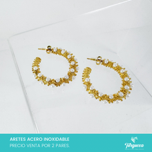 Load image into Gallery viewer, Arete con Perlas y Textura Dorado (3.5cm) Acero Inoxidable

