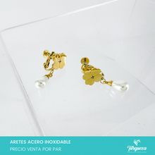 Cargar imagen en el visor de la galería, Arete Trebol Perla de Clip Dorado (2.5cm) Acero Inoxidable
