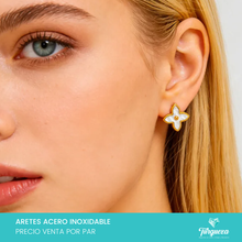 Cargar imagen en el visor de la galería, Arete Flor Perla 1.5cm Acero Inoxidable
