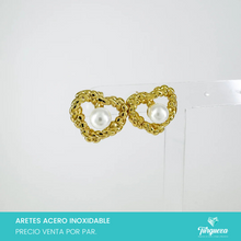 Cargar imagen en el visor de la galería, Arete Corazon Perla Dorado 2cm Acero Inoxidable
