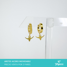 Load image into Gallery viewer, Arete Huggie Toro Dorado (1.5cm) Acero Inoxidable
