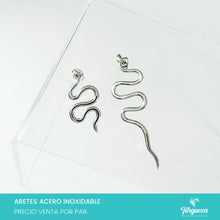 Load image into Gallery viewer, Arete Serpiente Asimétricas Plateado 3-4cm Acero Inoxidable
